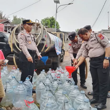 Krisis Air Bersih di Tangerang, Polisi Salurkan 5.000 Liter Air untuk Warga Panongan