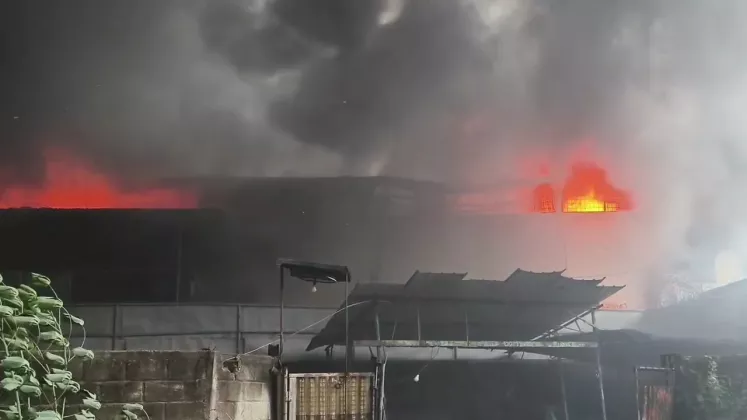 Kebakaran Pabrik Kemasan di Cikupa, Ledakan Bikin Karyawan dan Warga Panik