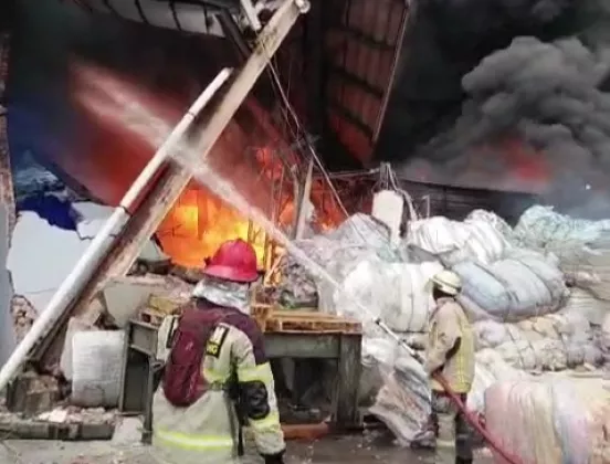 Petugas Berjibaku Padamkan Kebakaran Pabrik Kemasan di Cikupa Tangerang