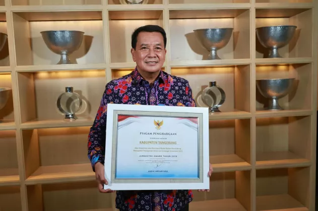Membela Kelompok Pekerja Rentan, Bupati Maesyal Rasyid diganjar Penghargaan
