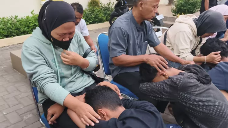 Isak Tangis Pelajar Bersimpuh di Pangkuan Orang Tua Warnai Pemeriksaan Tawuran Molotov di Tangerang