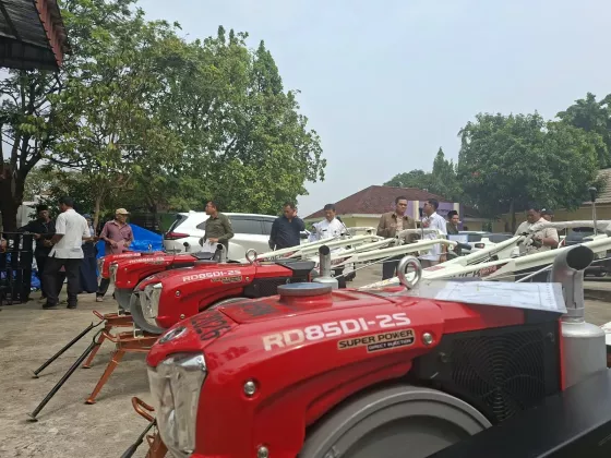 Gerindra Kabupaten Tangerang Salurkan Traktor dan Pompa Air ke Petani