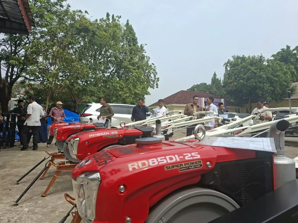 Gerindra Kabupaten Tangerang Salurkan Traktor dan Pompa Air ke Petani