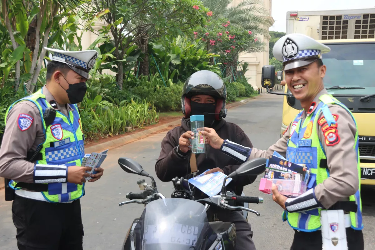 Hari Keenam Operasi Patuh Maung 2026, Polresta Tangerang Bagikan Cendera Mata untuk Pengendara Tertib