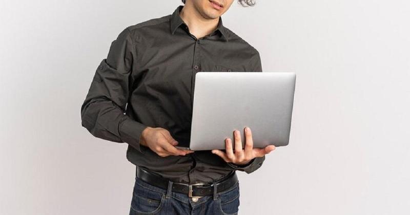 6 Penyebab Layar Laptop Bergaris dan Cara Mengatasinya