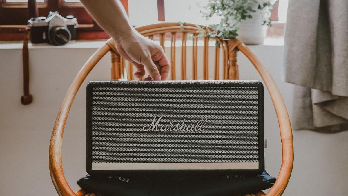 Lagu Bebas Royalti: Cara Legal Bikin Suasana Bisnismu Lebih Hidup