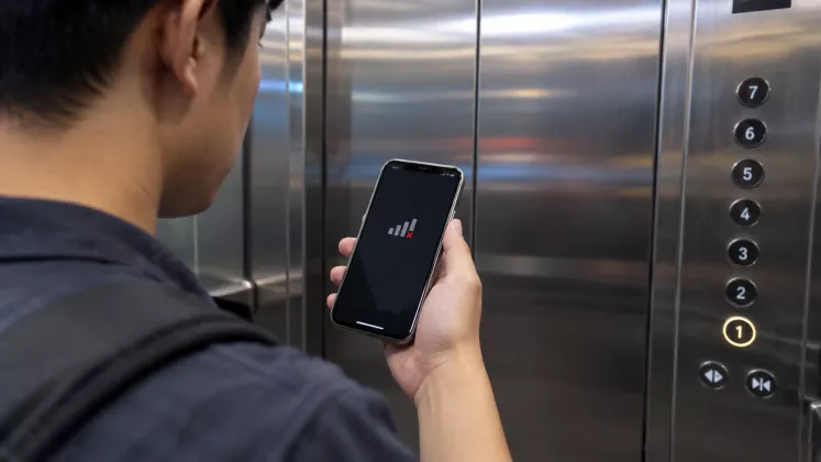 Mengapa Sinyal HP Bisa Hilang ketika Kita di Dalam Lift?