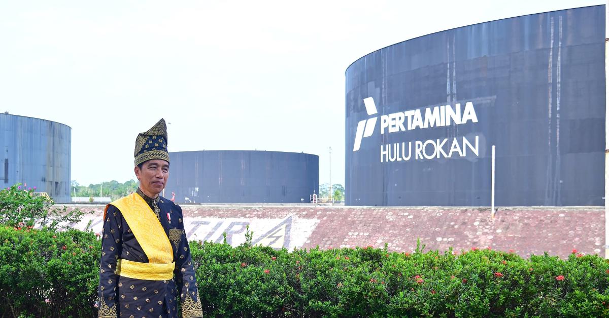 Pimpin Upacara Hari Lahir Pancasila di Lapangan Garuda Pertamina Hulu Rokan, Jokowi Kenakan Pakaian Adat Melayu