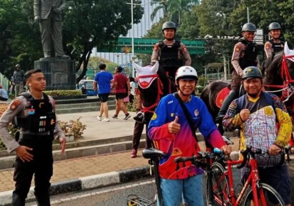 Polisi Berkuda Jadi Incaran Warga Untuk Berfoto di CFD Bundaran HI