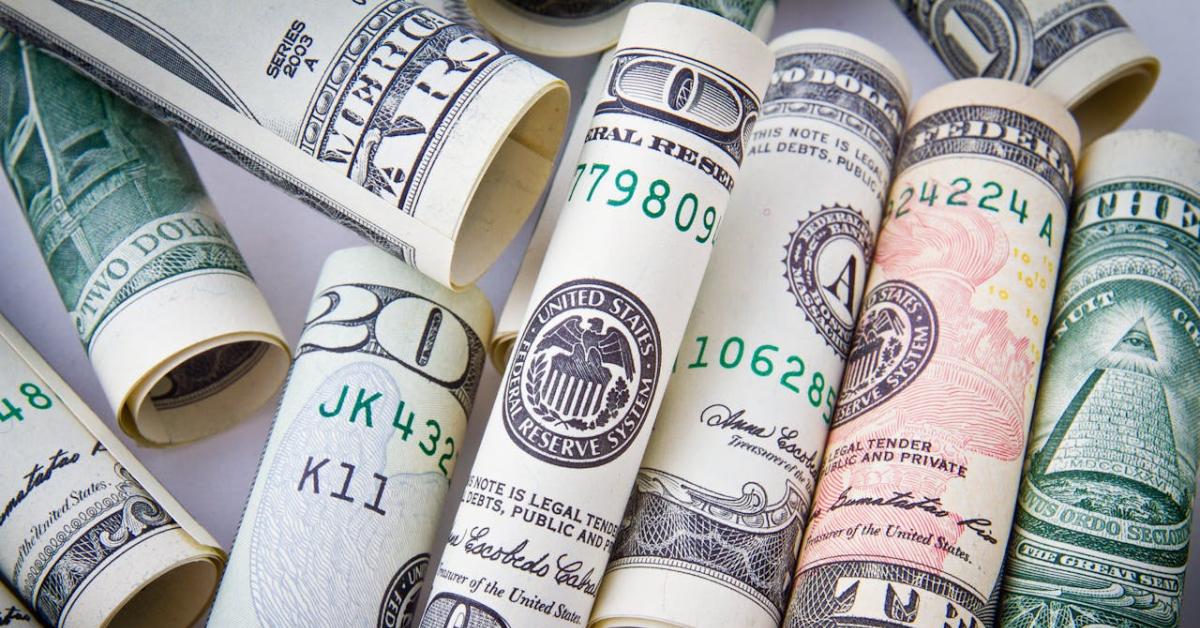 Dolar Merangkak Naik Dari Posisi Terendah Dua Bulan, Bagaimana Dengan Rupiah?