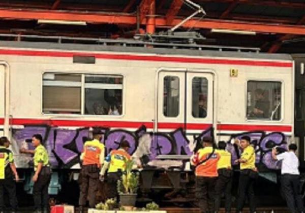 Heboh! Gerbong Stasiun Cikarang Kena Aksi Vandalisme, Satu KRL Dicoret-coret