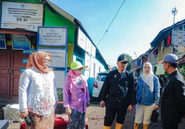 PLH Sekda Kota Bandung Kunjungi Warga Terdampak Ledakan Pipa PDAM