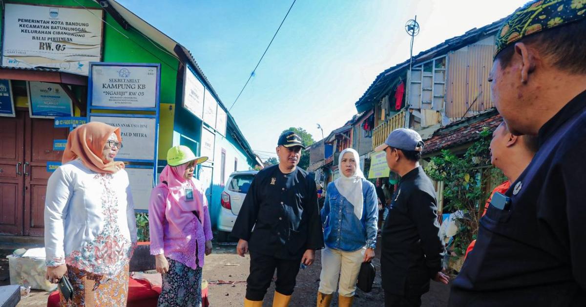 PLH Sekda Kota Bandung Kunjungi Warga Terdampak Ledakan Pipa PDAM