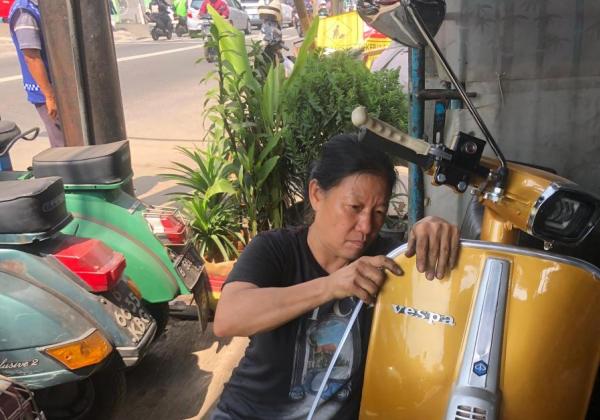 Mengenal Aphin, Montir Vespa Cantik Sejak Tahun 1989 di Jakarta Timur 