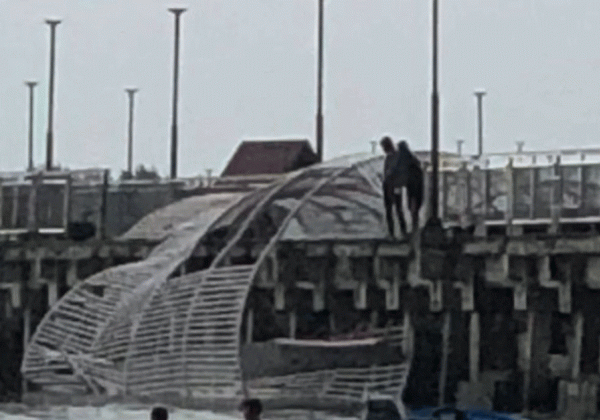 Ambruk Diterjang Angin Puting Beliung, Atap Jembatan Cinta Pulau Tidung Diperbaiki