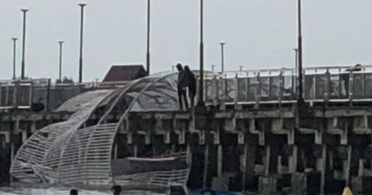 Ambruk Diterjang Angin Puting Beliung, Atap Jembatan Cinta Pulau Tidung Diperbaiki