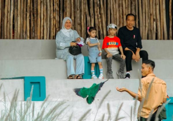 Nikmati Akhir Pekan, Presiden Jokowi Ajak Keluarga Liburan ke TMII