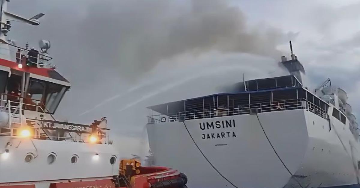 Tug Boat Ikut Bantu Pemadaman KM Umsini yang Terbakar di Pelabuhan Makassar Sulawesi Selatan