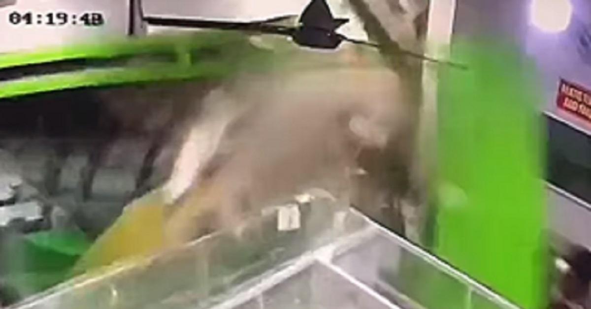 Viral! Warteg Ambruk Setelah Ditabrak Mobil Pajero, Sang Pedagang Terhempas Setelah Terhantam Pintu