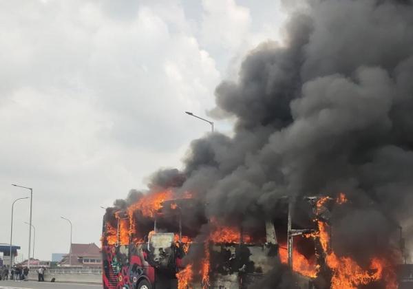 Bus Hino Terbakar di Tol Wiyoto Wiyono Arah Tanjung Priok, 54 Orang Selamat