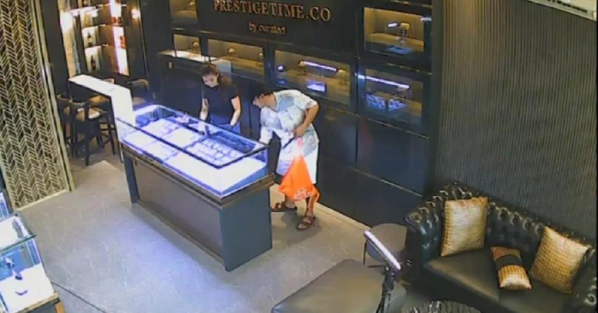 Todongkan Sajam ke Penjaga Toko Perhiasan dan Pakaian PIK 2, Aksi Pelaku Terekam CCTV