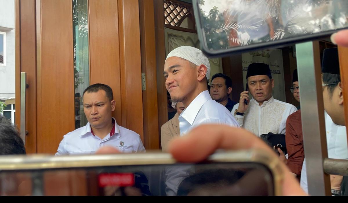 Bluskan Pakai Peci Putih, Kaesang Bagi-bagi Buku dan Makan Bakso di Cempaka Putih
