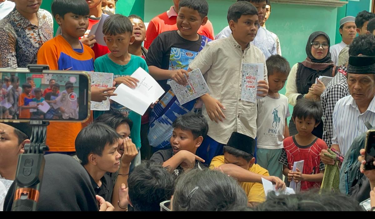 Bluskan Pakai Peci Putih, Kaesang Bagi-bagi Buku dan Makan Bakso di Cempak Putih