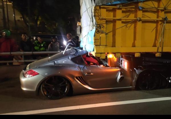 Kronologi Porsche Cayman Tabrak Truk di Kuningan yang Tewaskan Pengendaranya