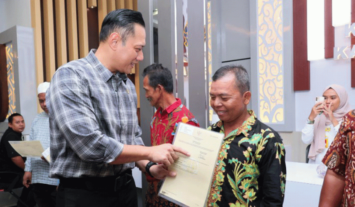 AHY Serahkan Sertifikat Elektronik di Kubu Raya Kalimantan Barat