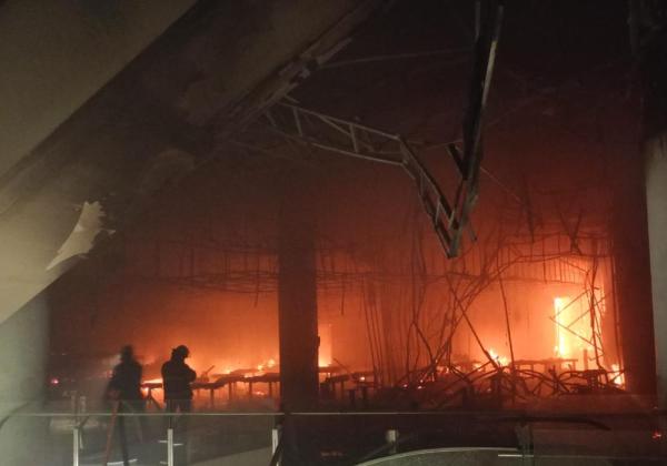 Begini Detik Detik Pusat Perbelanjaan Revo Mall Bekasi Kebakaran, Seluruh Pengunjung di Evakuasi
