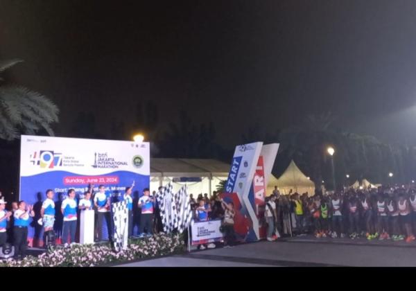 PJ Gubernur Jakarta Lepas Para Peserta BTN Jakarta Internasional Marathon 2024 di Monas