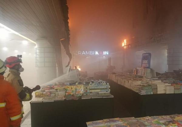 17 Unit Disdamkarmat Dikerahkan, Kebakaran di Revo Mall Bekasi Sebabkan 4 Lantai Rusak