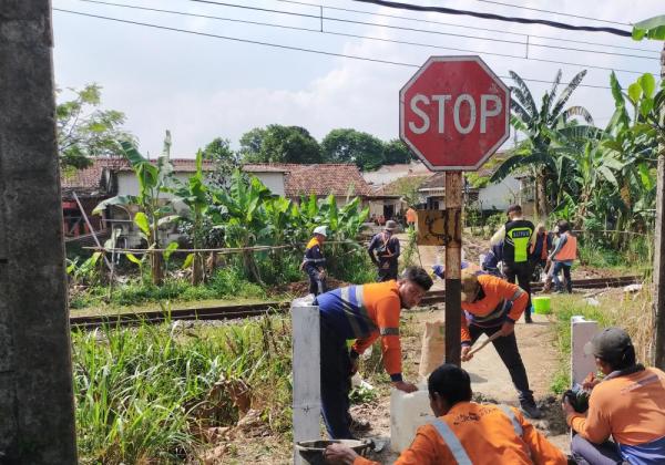 Jaga Keselamatan Perjalanan Kereta Api, KAI Daop 1 Jakarta Kembali Menutup Perlintasan Sebidang Tidak Resmi