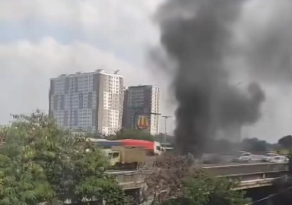 Viral Video Mobil Pengangkut Kitchen Set Terbakar di Jalan TOL JORR Jatiasih Kota Bekasi