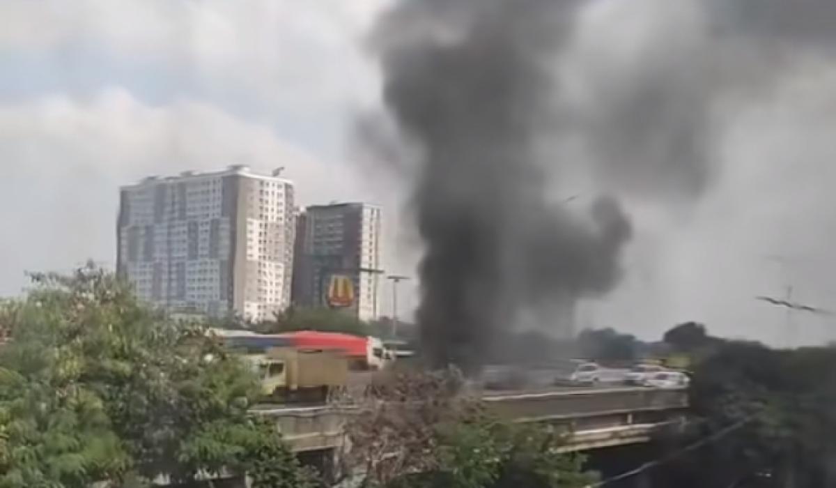 Viral Video Mobil Pengangkut Kitchen Set Terbakar di Jalan TOL JORR Jatiasih Kota Bekasi