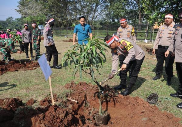 Sambut HUT Bhayangkara ke-78, Polresta Tangerang Tanam 500 Pohon Secara Serentak