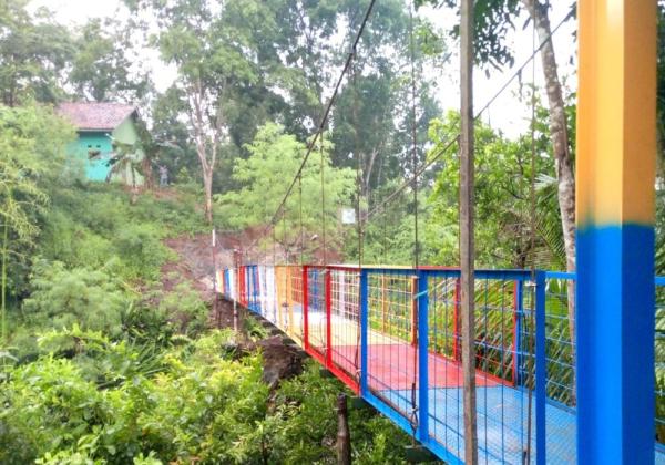 Perluas Akses Kehidupan Desa, Telkom Rekonstruksi Jembatan Gantung di Desa Cimahpar, Sukabumi