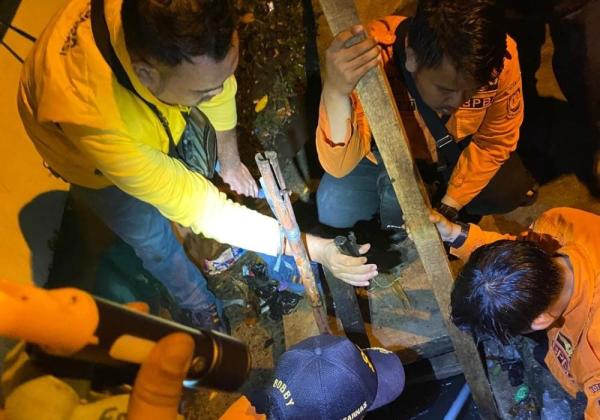 Tim Sar Lakukan Pencarian Bocah Tenggelam di Saluran Air Bekasi Hingga Radius 1 Kilometer 