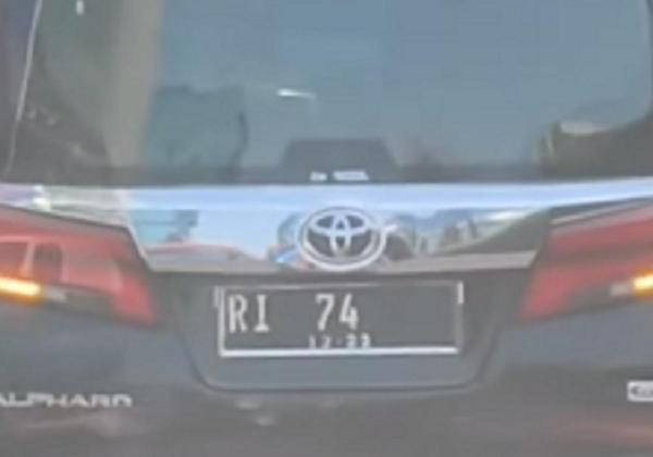 Vira! Mobil Plat RI 74 Diduga Milik Pejabat Pakai Pelat Palsu Berkeliaran di Jakarta