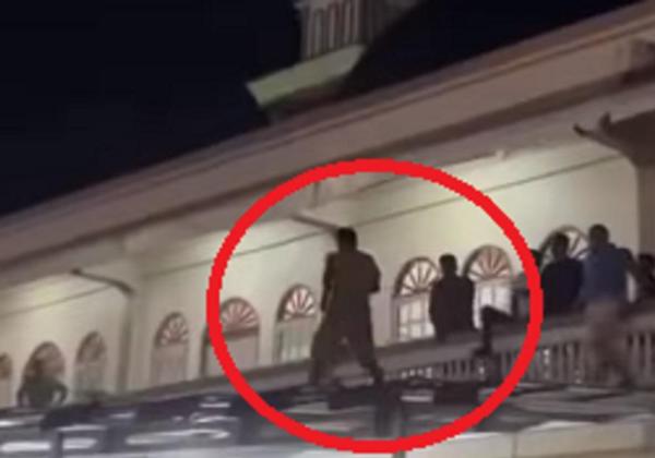 Heboh! Pria Nekat Panjat Atap Masjid Usai Diduga Melakukan Aksi Pencurian Uang Kotak Amal, Ribuan Warga Kepung Pelaku