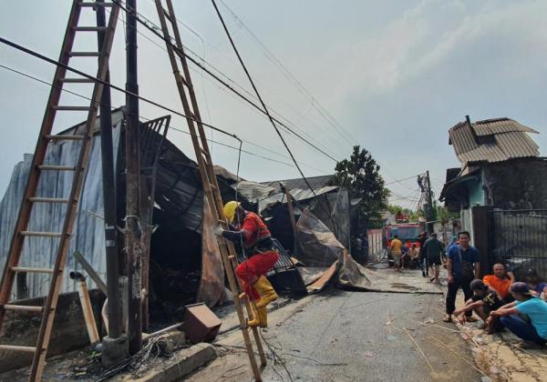 Korban Tewas Kebakaran Gudang di Bekasi Ditemukan Dalam Berpelukan Dalam Kamar Mandi