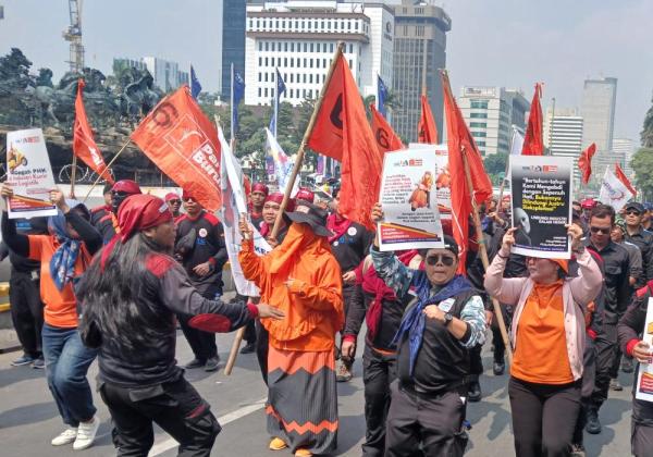 Tolak PHK! Ratusan Buruh Tekstil dan Kurir Demo di Kawasan Patung Kuda Jakarta