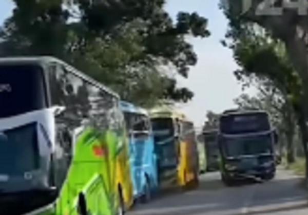 Brakkk! Bus Rombongan Pariwisata MAN 1 Jepara Alami Tabrakan Beruntun Ketika Gunakan Jalur Lawan Arah