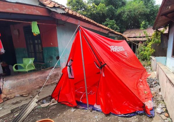 Usai Kebakaran Gudang di Bekasi, Karyawan Selamat Kini Tidur Dalam Tenda Darurat