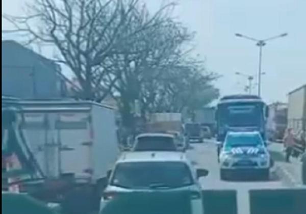 Heboh! Bus Rombongan Lawan Arah Dikawal Polisi, Bikin Pengendara Kesal Karena Macet Total