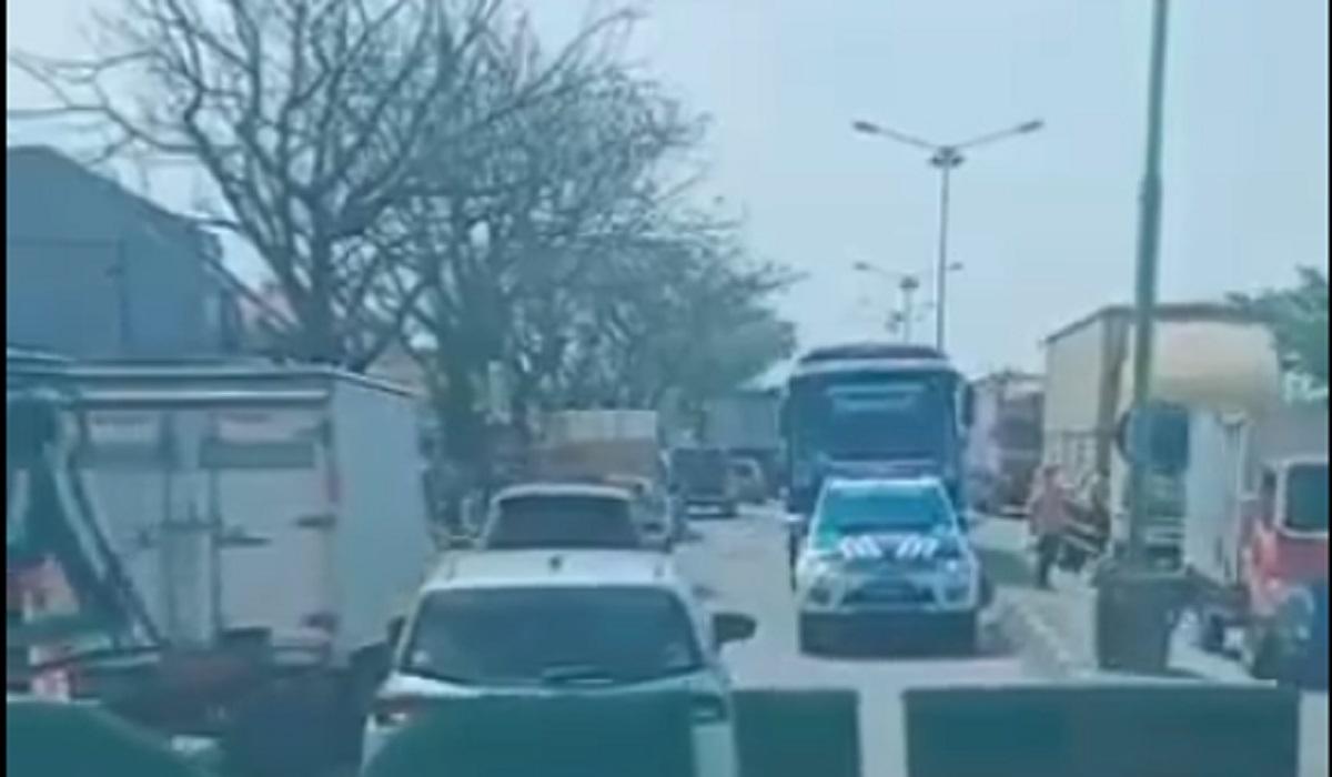 Heboh! Bus Rombongan Lawan Arah Dikawal Polisi, Bikin Pengendara Kesal Karena Macet Total