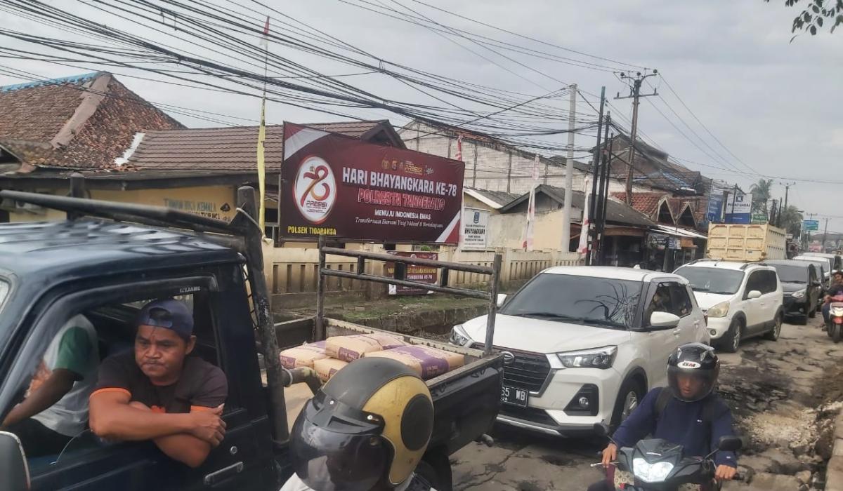 Semrawut! Perbaikan Jalan di Tigaraksa Tangerang Bikin Omset Pedagang Turun Drastis