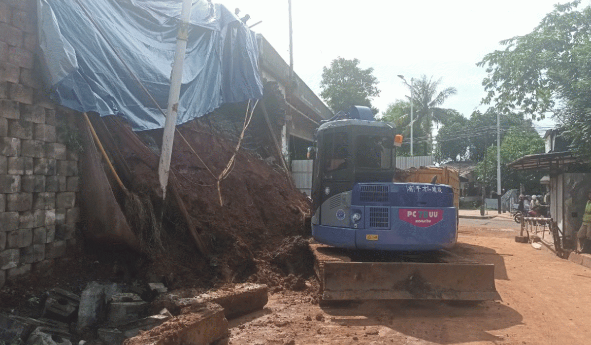 Alat Berat Diterjunkan untuk Bersihkan Material Longsor Tebing Tol di Bintaro