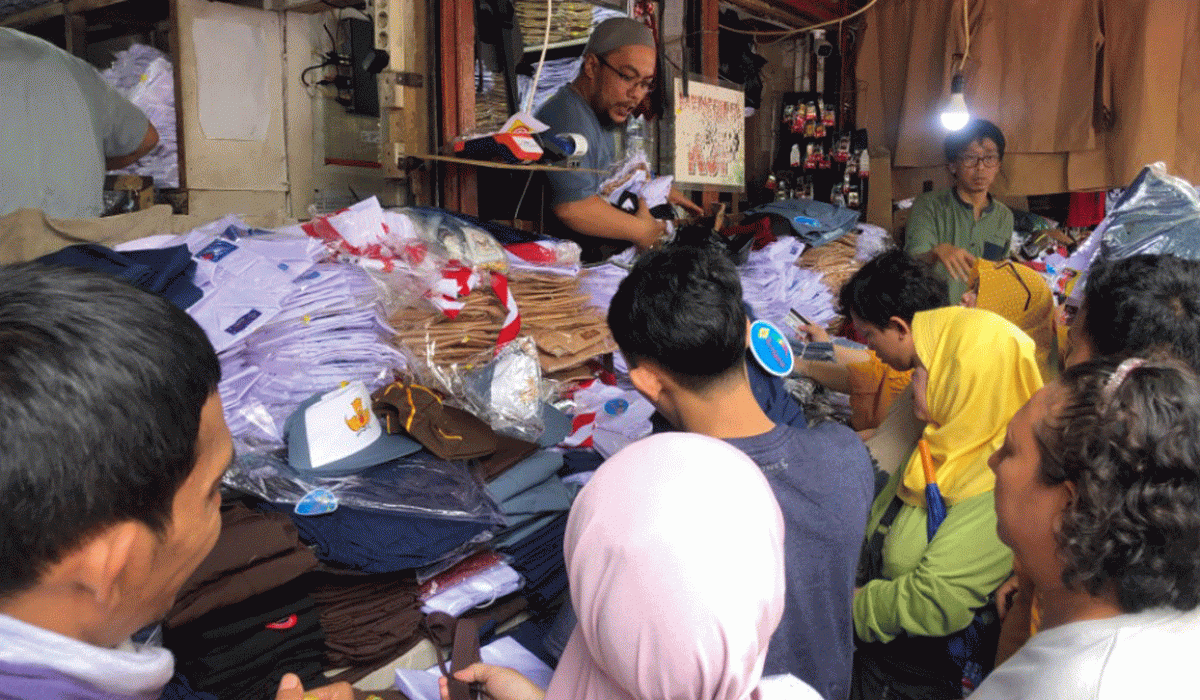 Pedagang Seragam Sekolah di Pasar Jatinegara Laris Manis