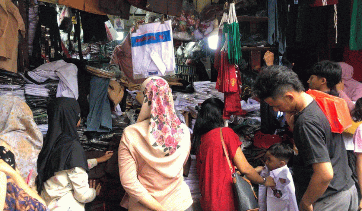 Jelang Ajaran Baru, Penjual Seragam Sekolah di Pasar Jatinegara Raup Untung Rp25 Juta Sehari